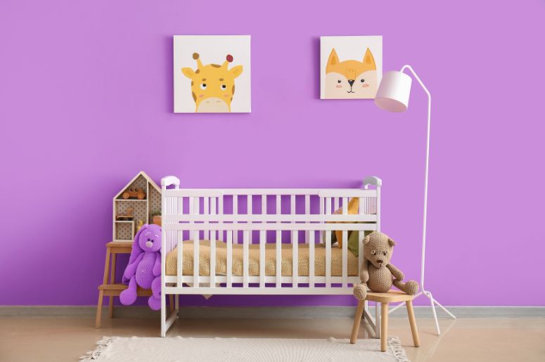 quarto de bebê com, parede lilás