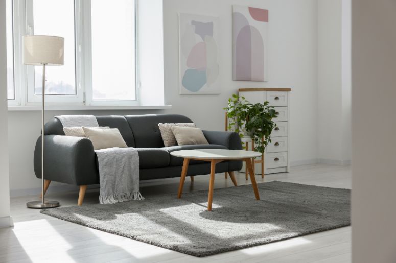 sala com janelas amplas