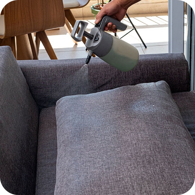 Sofá sempre limpo, resistente e bonito! Sofás e poltronas oferecem conforto, mas preocupações com manchas e sujeira podem estragar a experiência.