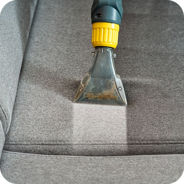 Mantenha seu sofá sempre limpo e saudável! Sofás e poltronas são sinônimos de conforto, mas a sujeira acumulada pode comprometer essa experiência. Com nosso serviço de limpeza de estofados, você garante um ambiente mais higiênico e agradável.