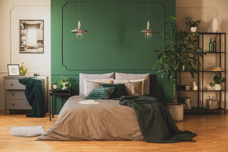 quarto com parede verde escura