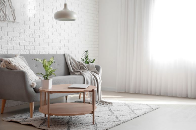 sala pequena iluminada