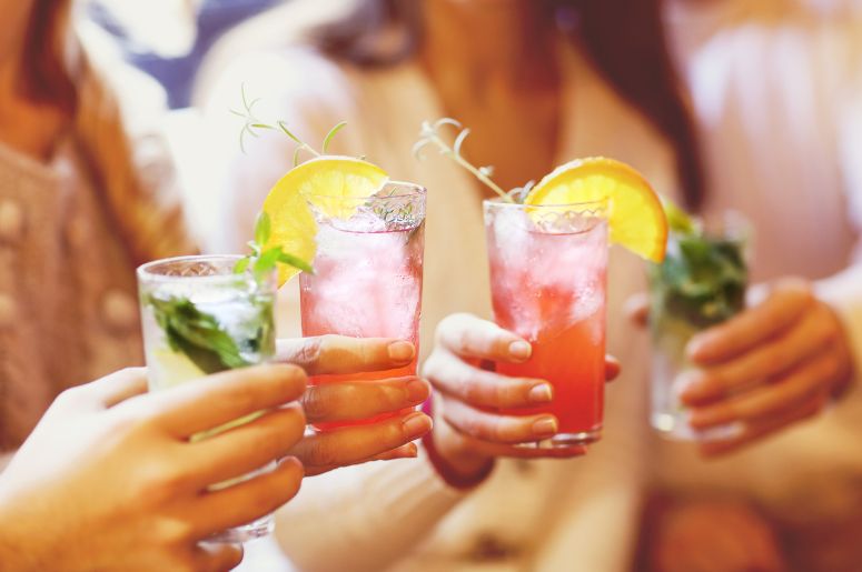 pessoas brindando