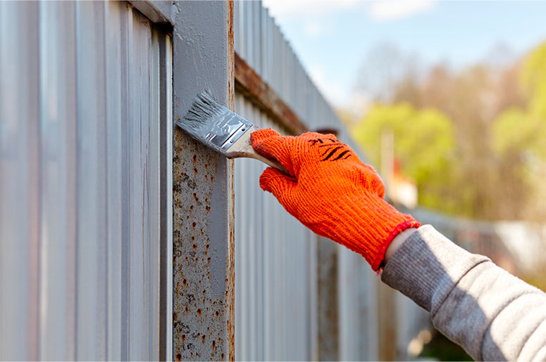 mulher pintando o port&atilde;o