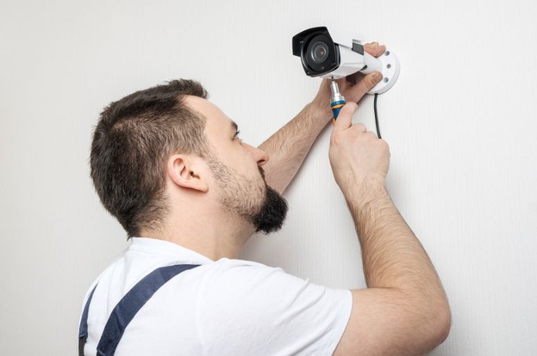 marido de aluguel instalando câmera