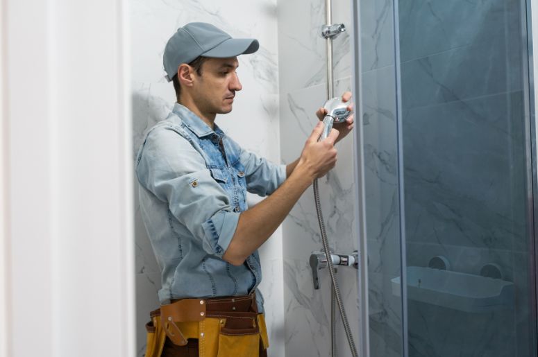 marido de aluguel instalando chuveiro