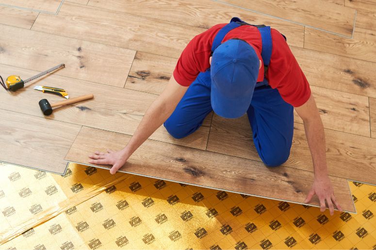 profissional instalando piso vinílico