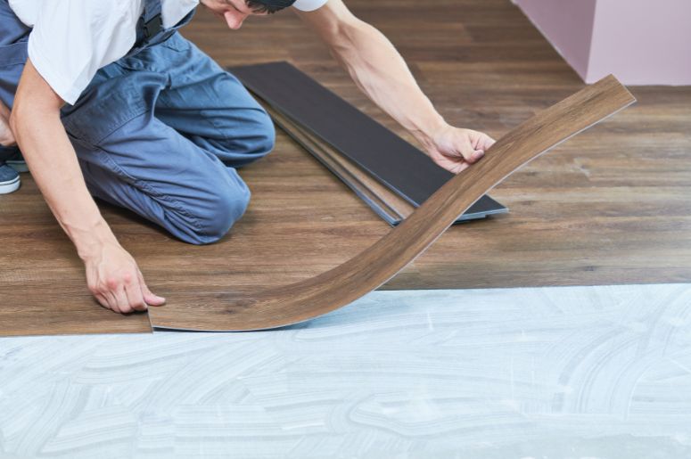 profissional colocando piso