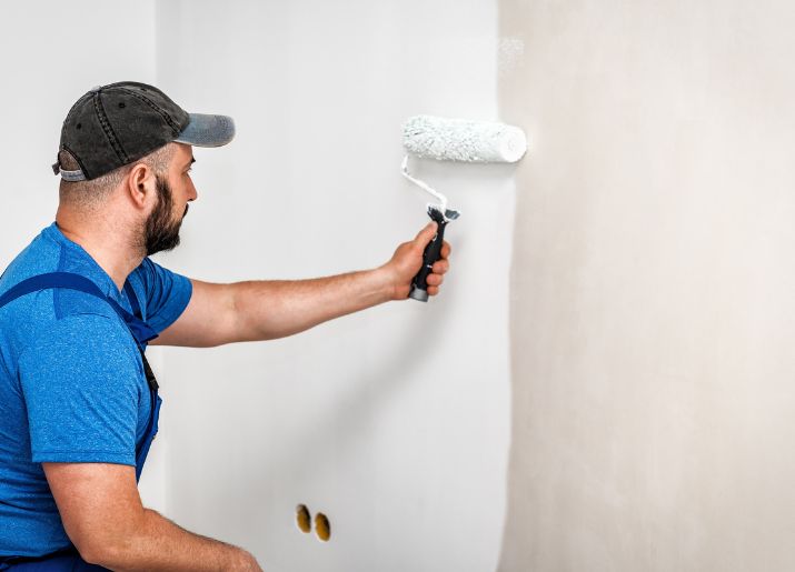 profissional pintando apartamento