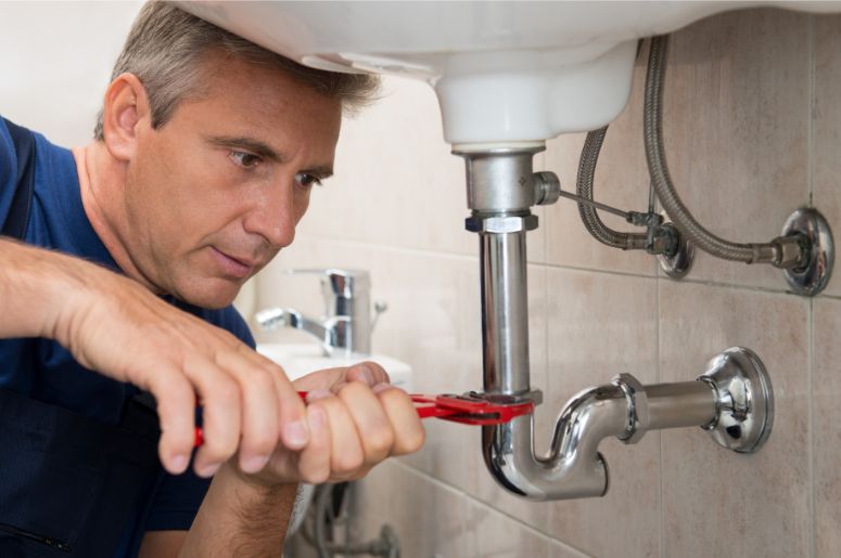 marido de aluguel fazendo a hidráulica do banheiro