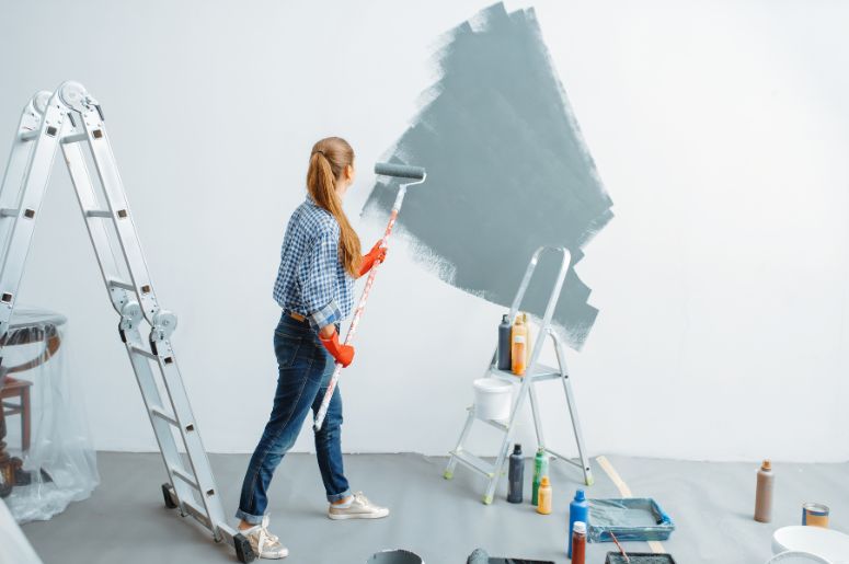 mulher pintando apartamento sozinha