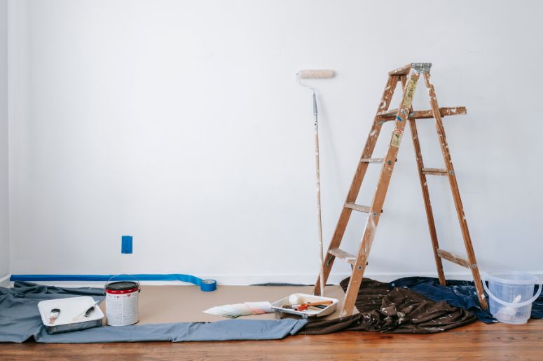escada e materiais para pintura