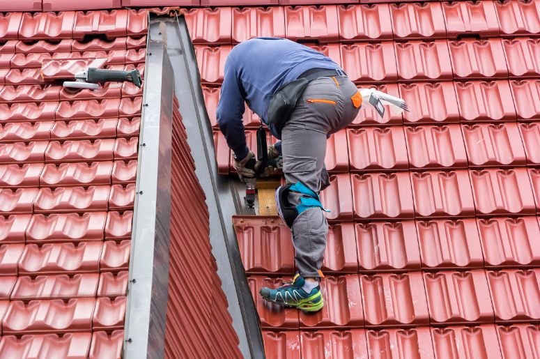 Homem instalando telhado de PVC