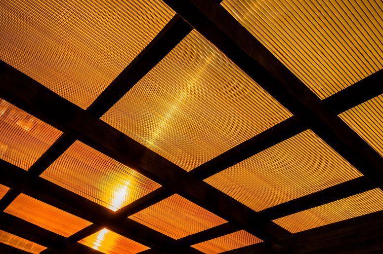 pôr do sol em uma telha de policarbonato