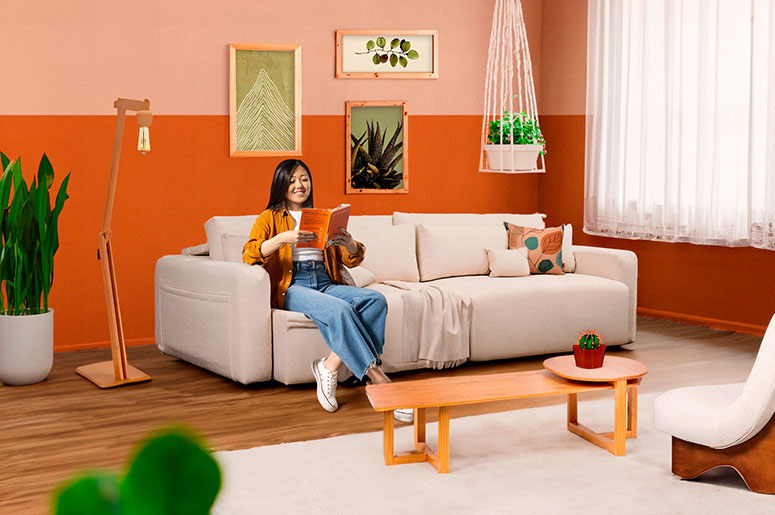 Sala com parede laranja