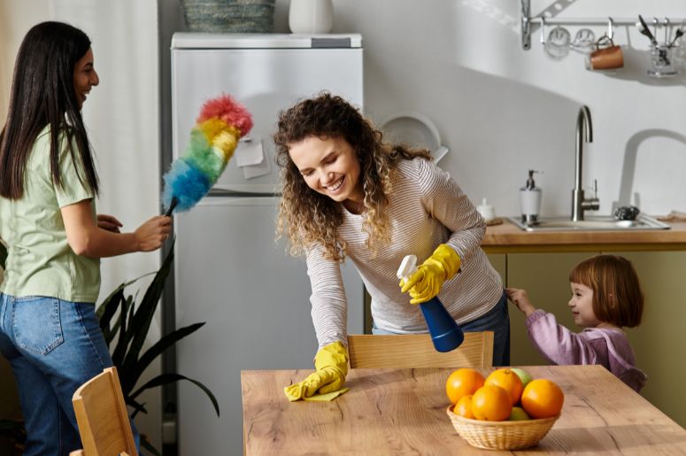 Família limpando a cozinha