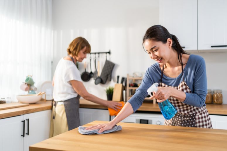Mulheres faxinando a cozinha