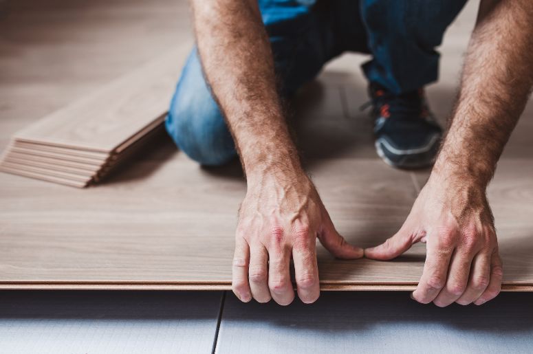 Piso laminado sendo colocado na cozinha