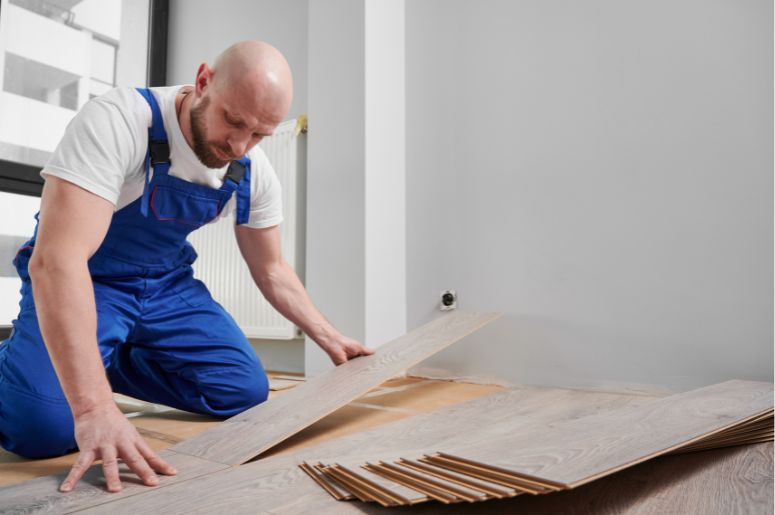 homem instalando piso laminado 