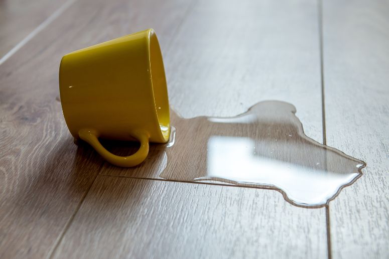Caneca derrubada molhando o piso vinilíco 