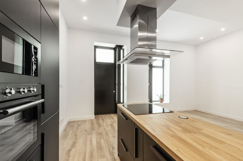 Cozinha moderna com piso vinilíco