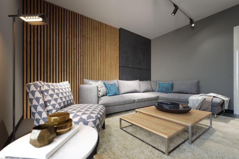 Sala com painel ripado de madeira