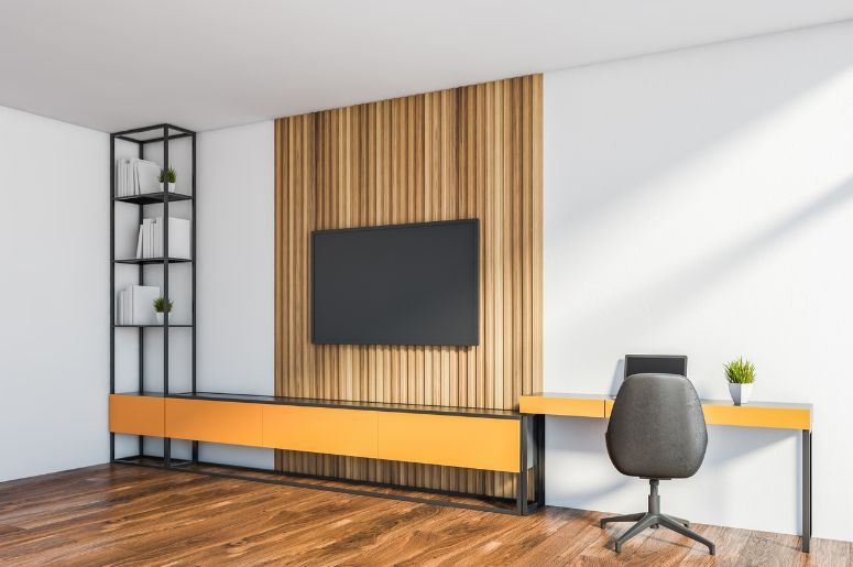 Sala com painel ripado de madeira