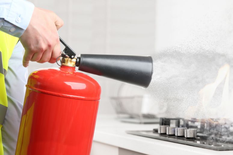 apagando incêndio com extintor