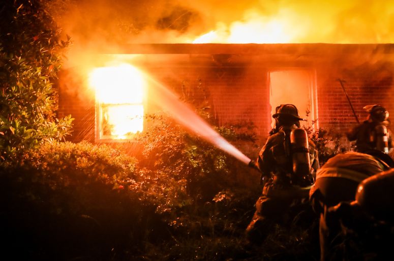 Bombeiros apagando incendio