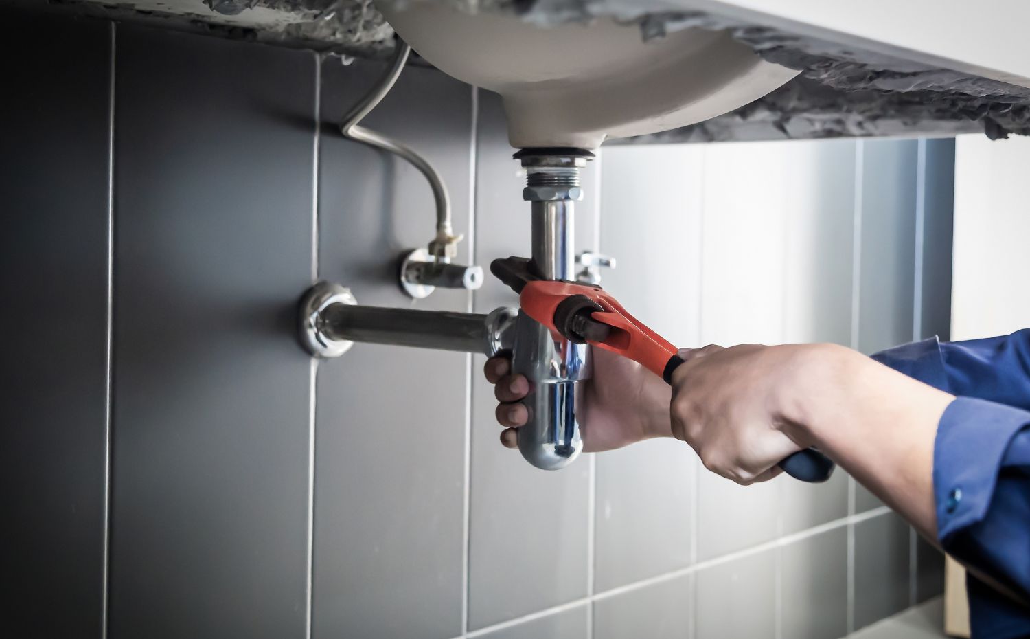 homem consertando banheiro