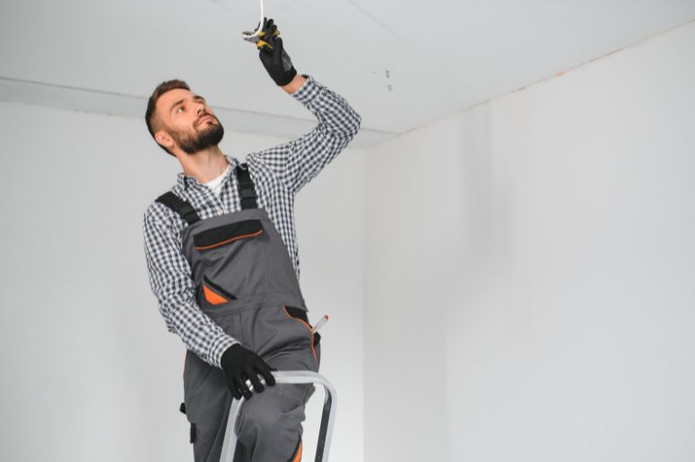 eletricista trabalhando em uma casa