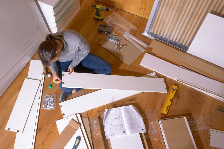 Mulher com Materiais necess&aacute;rios para montar um guarda roupa