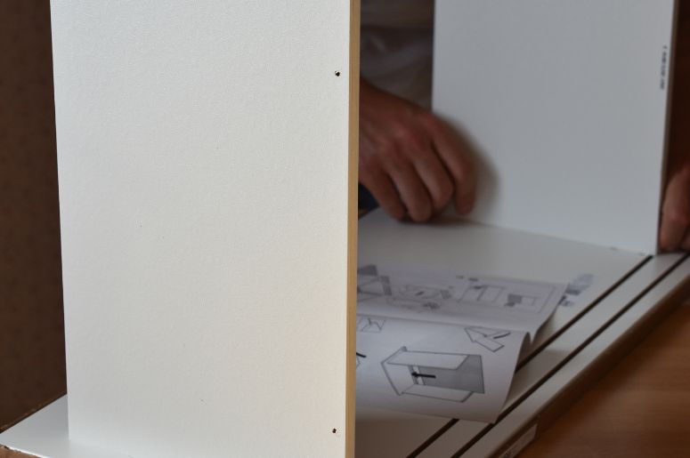 Montando a base lateral do guarda roupa