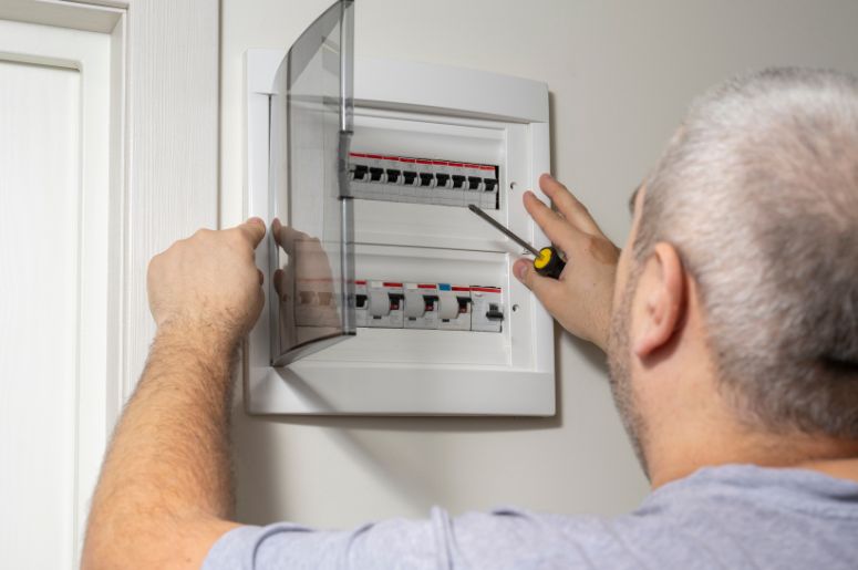 Homem com Quadro de Distribui&ccedil;&atilde;o