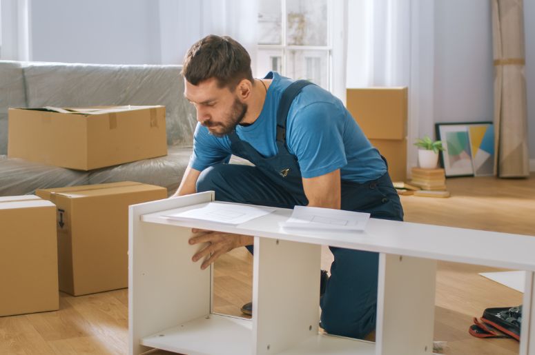 Homem montando móveis