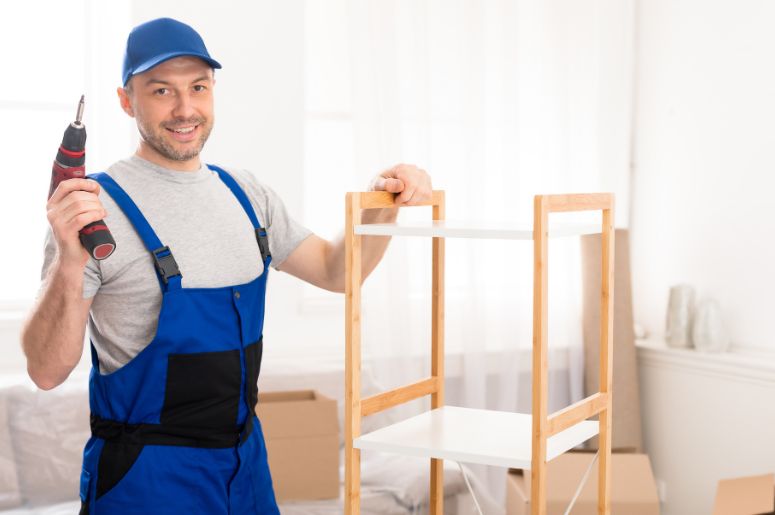 Homem com móvel montado