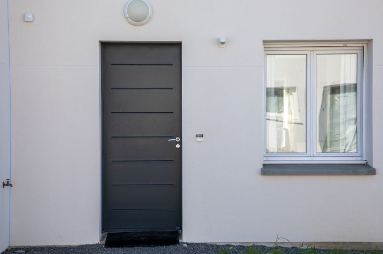 Casa com porta de Alumínio 