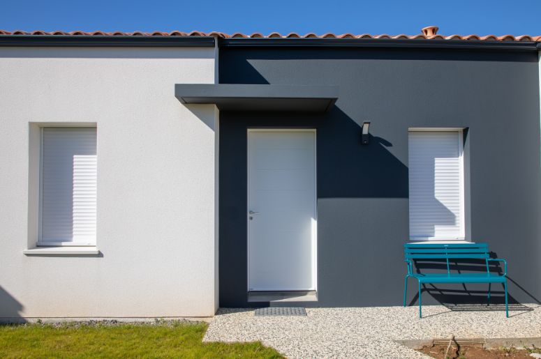 Casa cinza com porta de madeira