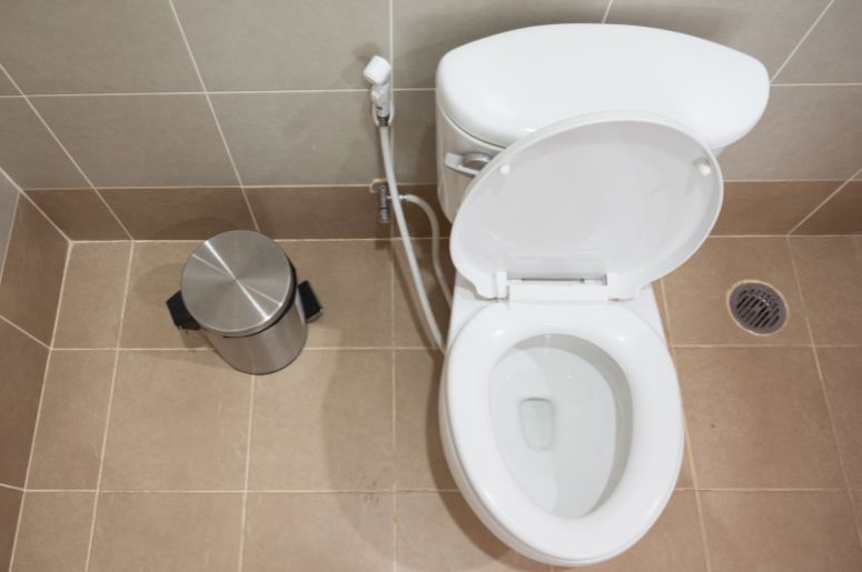 Banheiro com vaso sanitário branco