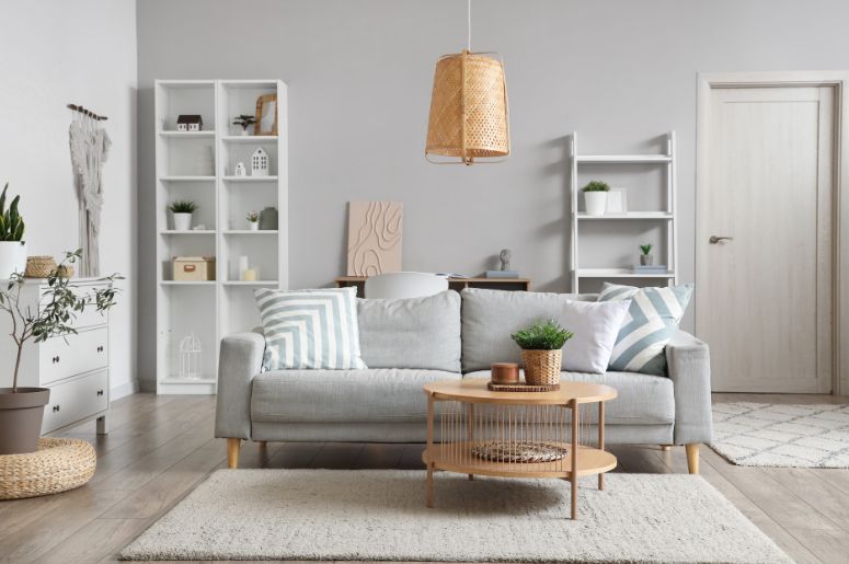 Sala com sofá cinza e decoração escandinava 