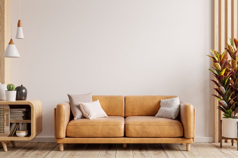 Sala com sofá laranja e decoração escandinava