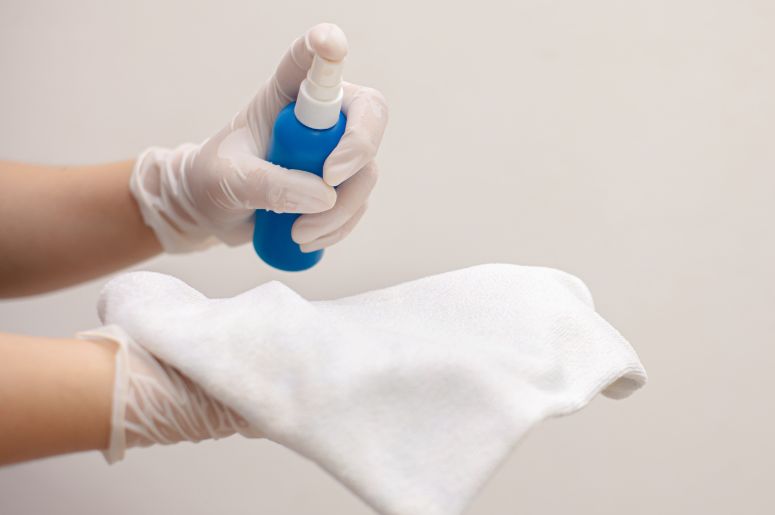 Mulher jogando &aacute;lcool em um pano