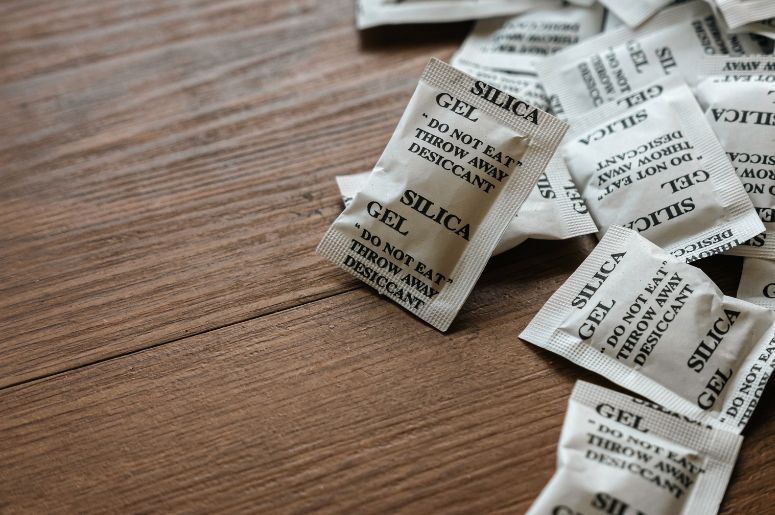 v&aacute;rios sacos de s&iacute;lica gel