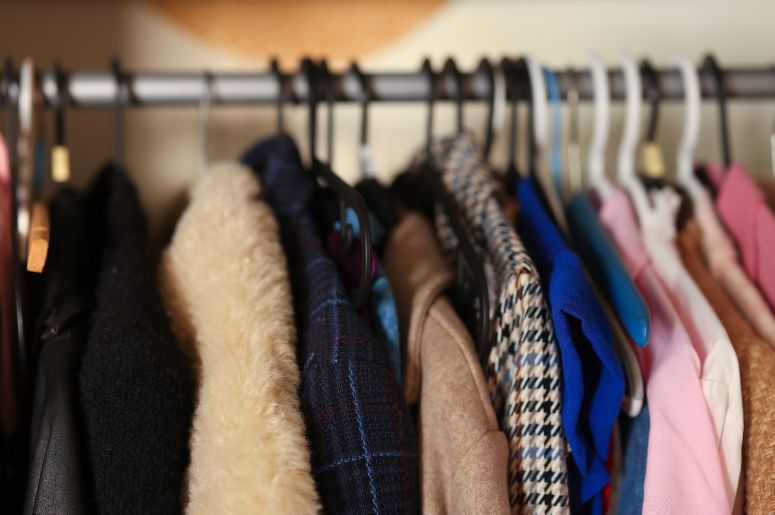 Roupas em um guarda-roupa