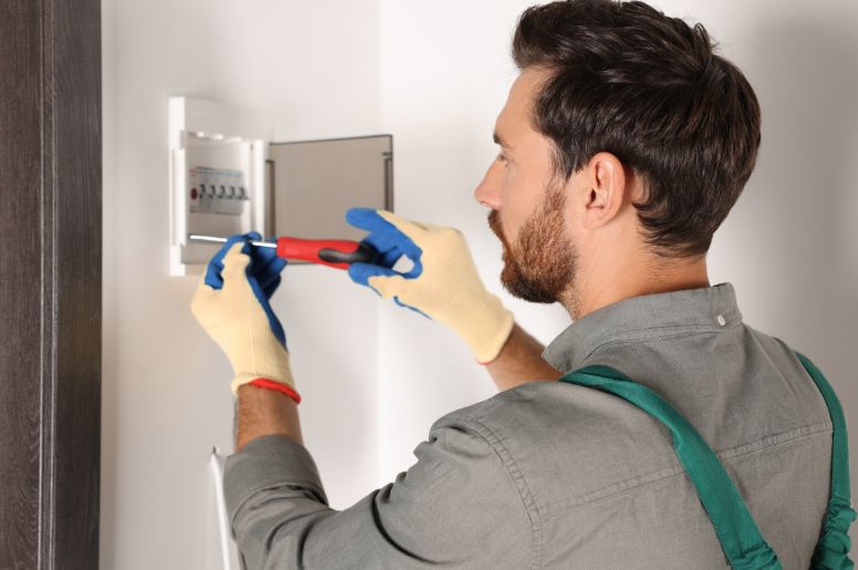 Eletricista trabalhando em uma casa