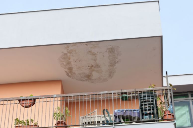 Casa com mancha causada por uma infiltração