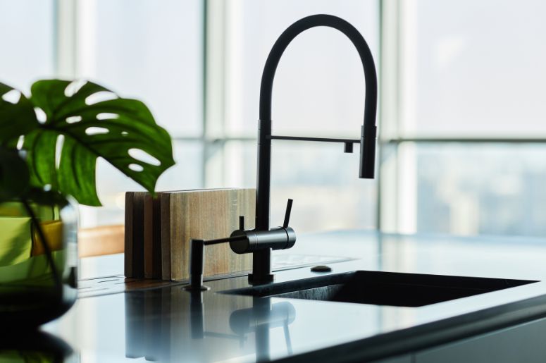 cozinha com torneira preta