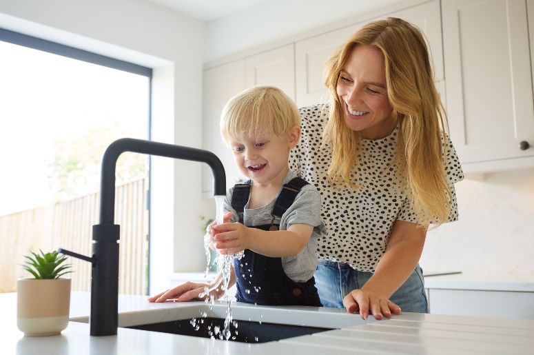 Mãe e Filho se divertindo na cozinha