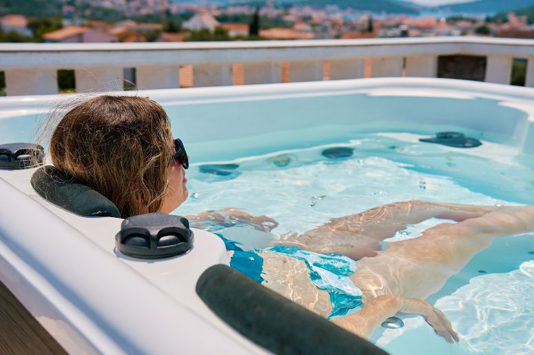 Garota relaxando em uma Jacuzzi