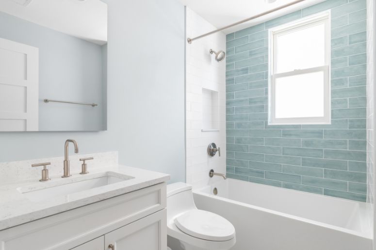 Banheiro pequeno com decoração moderna e banheira